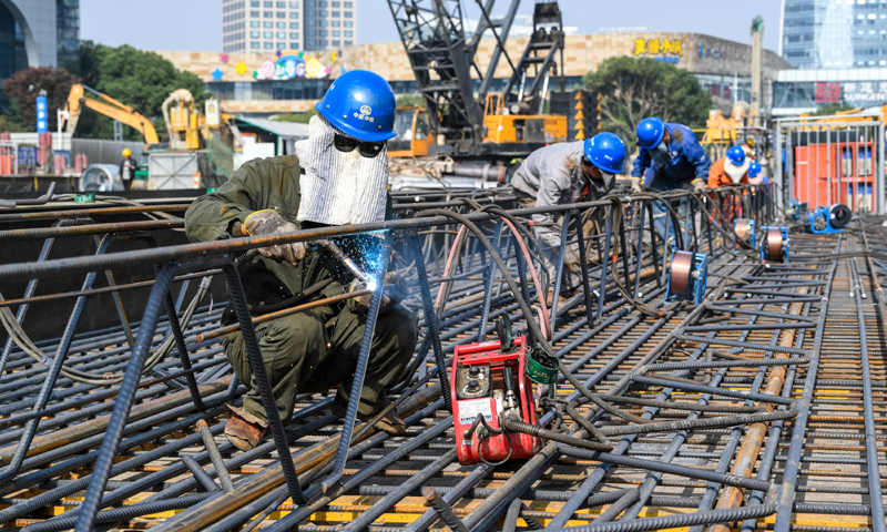 11月8日，由中鐵十局城軌公司承建的蘇州市軌道交通8號線右岸街站第85幅地連墻混凝土順利澆筑完成，各項建設工作穩步推進。圖為當日在蘇州市軌道交通8號線右岸街站施工現場，中鐵十局城軌公司的工程人員在焊接鋼筋籠。（新華社記者 李博 攝）