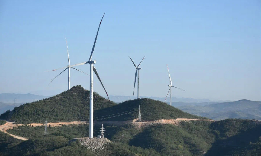 10月29日，由中國能建一體化投資建設的山西平定100兆瓦風電項目，圓滿實現全容量并網發電，助力山西省綠色可持續發展。