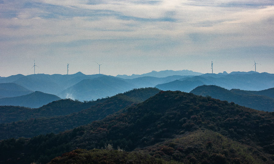 平定100兆瓦風電項目是山西省級重點工程項目，安裝40臺2.5兆瓦風力發電機組。在建設中，中國能建所有參建公司以項目綜合效益最大化為出發點，精心打造精品項目。以“80后”為主體的投資公司山西分公司項目團隊，在不到一年的建設期間，創造了山地風場方案最優、建設工期最短、協同建設度最高、吊裝速度最快等多項紀錄，打造了風電項目建設的“平定模式”。