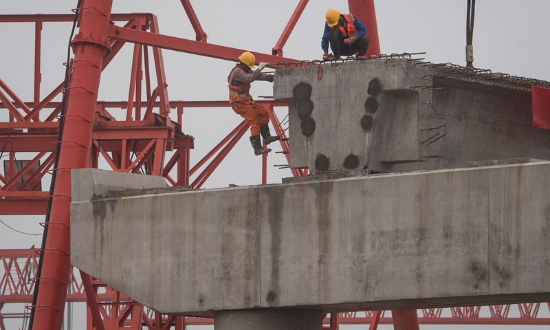 圖為10月18日，來自中建三局的建設者在武陽高速鄂州段建設現場施工。（新華社記者 肖藝九 攝）