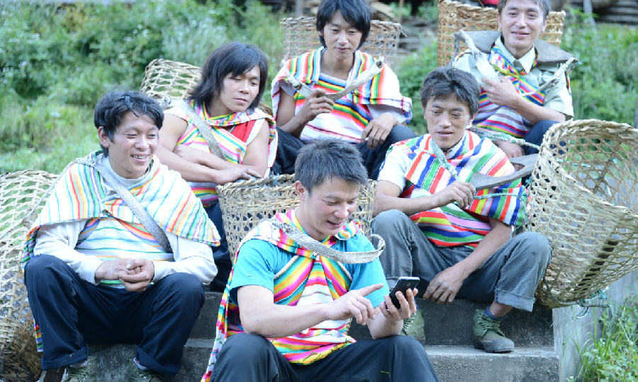 中國移動開展普遍服務，2013年10月，隨著移動通信普及，越來越多的獨龍族開始使用移動通信業務。 