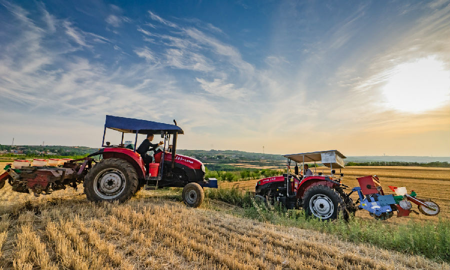 在國機集團中國一拖集團有限公司定點幫扶的洛陽市欒川縣潭頭鎮紙房村，“東方紅”機耕隊幫助村民開展“三夏”搶收、收后搶種。從人力耕種收到機械耕種收，紙房村提高的不僅僅是效率和糧食安全，還有村民的幸福指數、富裕指數和休閑指數。