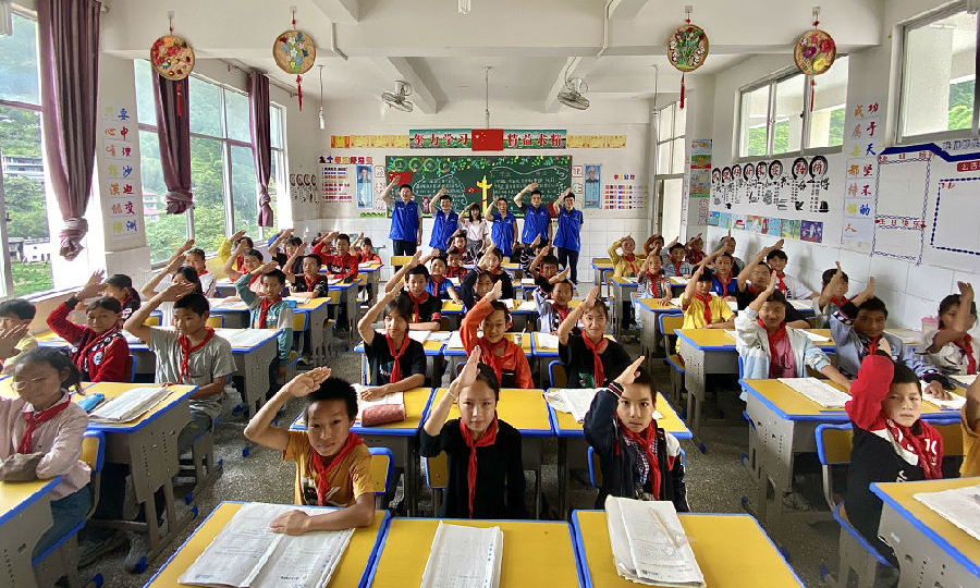 中交集團所屬中咨集團藍馬甲志愿者們和亞谷完小學孩子們的課后合影。