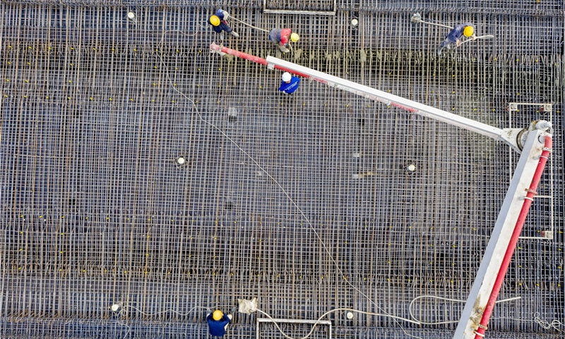 圖為10月13日，中鐵十一局常益長鐵路望城西制梁場箱梁混凝土澆筑現場。新華社發（王荃荃 攝）