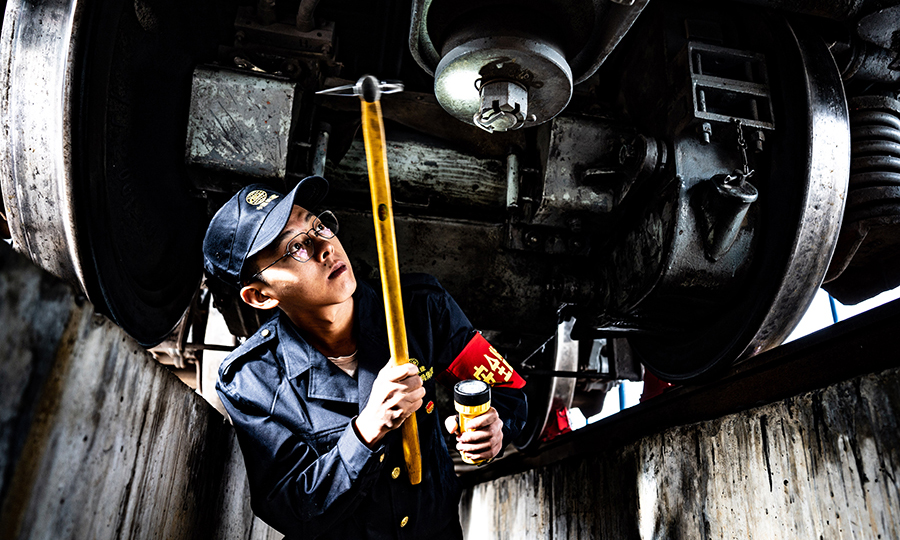 圖為班組成員正在檢查螺栓是否松動。（丁慶濱 攝）