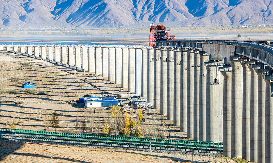 圖為公鐵兩路正在逐步完善西藏地區的交通網布局。（丁慶濱 攝）