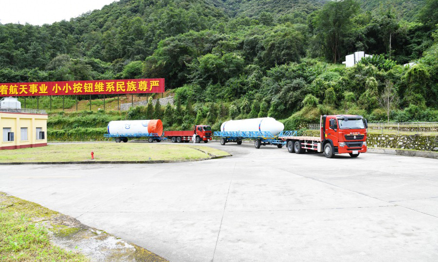 高分十三號衛星由中國航天科技集團有限公司五院研制，是一顆高軌光學遙感衛星，主要用于國土普查、農作物估產、環境治理、氣象預警預報和綜合防災減災等領域，可為國民經濟建設提供信息服務。圖為火箭轉運。（謝奇勇 攝）