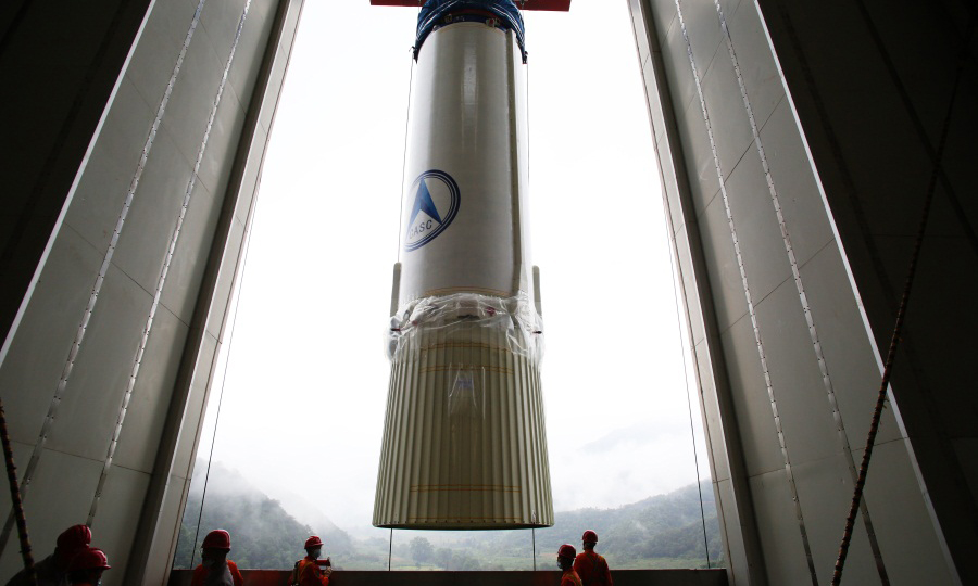 執行本次發射任務的長征三號乙運載火箭由航天科技集團一院研制。火箭發射試驗隊在本發火箭的可靠性提升、產品去任務化和射前準備流程優化方面做了大量工作。圖為火箭吊裝。（謝奇勇 攝）