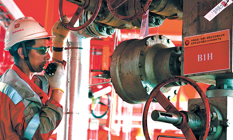 旅大21-2B平臺主體熱采區域稠油地層黏度均值接近3000毫帕/秒，開采出的稠油猶如“黑泥”一般厚硬、固執，這樣的稠油從地層采到地面再完成輸送，對采油技術、流程處理、海管外輸等都提出了極高的要求，被公認為世界級開采難題，隔著一層海水開采稠油更是難上加難。圖為注熱前，平臺監督對井口設備情況進行反復查驗。