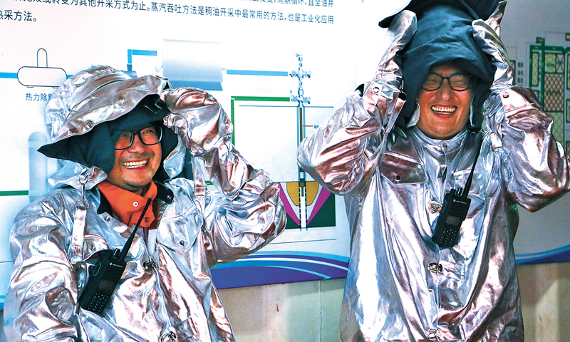 這一刻，秦斌和同事們喜極而泣。這一刻，為之期盼和付出的所有人等得太久了！圖為身著防高溫防護服完成注熱作業后，操作員摘下頭盔露出酣暢笑臉。