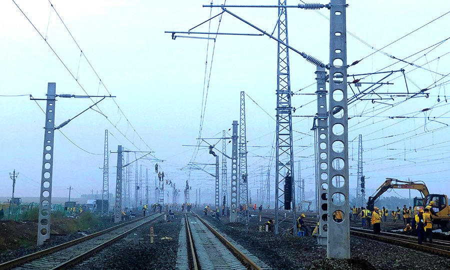 9月28日9時，經過5個多小時的不懈奮戰，由中國鐵建電氣化局集團參建的浩吉鐵路郜營車站改造工程順利開通。