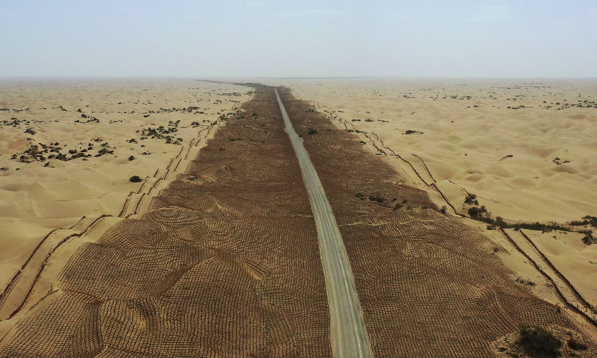 尉犁至且末公路建成后，且末縣到庫爾勒市的行車距離將縮短350公里，行車時間由12個小時縮短至6個多小時，可有效改善當地居民交通出行時間長、生活成本大、農產品銷售難的狀況。同時，該路線穿越區域為塔里木盆地石油地質蘊藏富集帶，將為未來石油天然氣的勘探、開發、運輸等提供有力支撐，進一步推動南疆地區經濟社會發展。