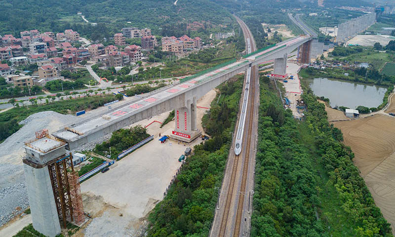 圖為9月24日，在已完成轉體的新建福廈鐵路西溪特大橋下方，動車組列車在杭深鐵路上行駛。（新華社記者 宋為偉 攝）