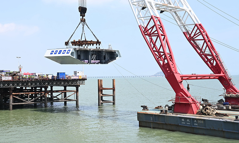 新建福廈鐵路泉州灣跨海大橋是新建福廈鐵路重點控制性工程，大橋全長約20公里，海上橋梁長約9公里。新建福廈鐵路設計時速350公里，預計2022年建成通車。圖為9月11日，新建福廈鐵路泉州灣跨海大橋首榀鋼箱梁在吊裝中。（新華社記者 林善傳 攝）