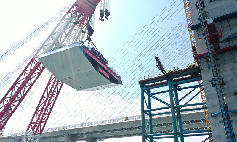 圖為9月11日，新建福廈鐵路泉州灣跨海大橋首榀鋼箱梁在吊裝中。（新華社記者 林善傳 攝）