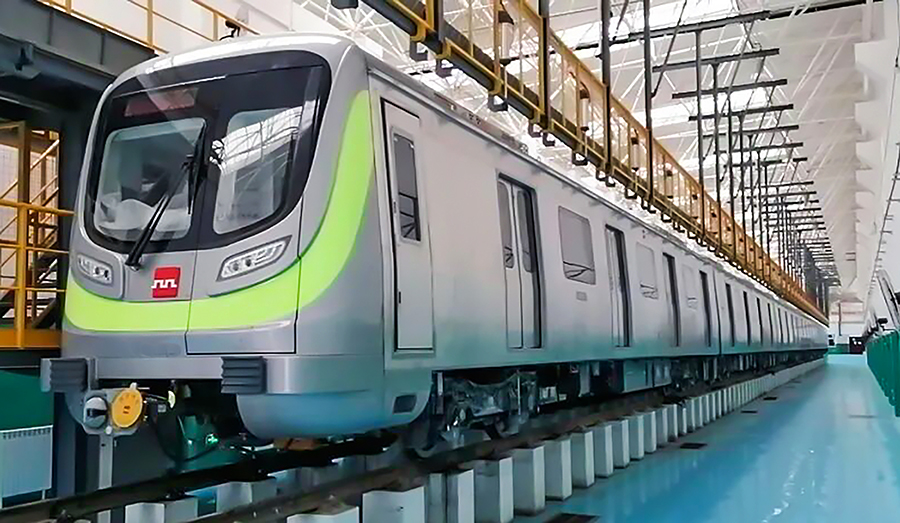 近日，由中國鐵建所屬中鐵十一局、中鐵十四局、中鐵十八局、中鐵二十局等單位參建的西安地鐵五號線一期迎來了試運行。圖為試運行車輛。