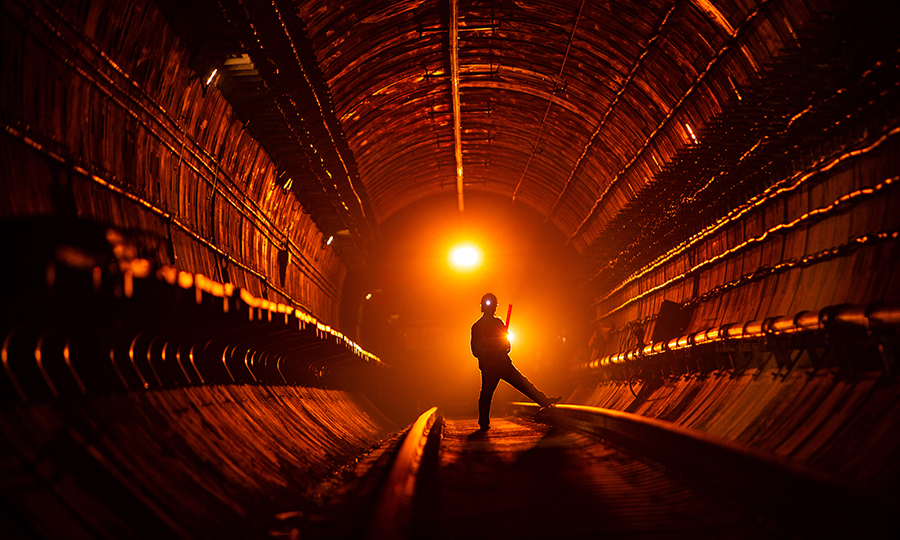 中鐵十四局電氣化公司負責的施工區域全部位于西安市里，材料運輸、吊裝受交通高峰影響，施工難度大，安全風險高，是全線的“硬骨頭”。圖為隧道內正在行駛的機車。（范成濤 攝）