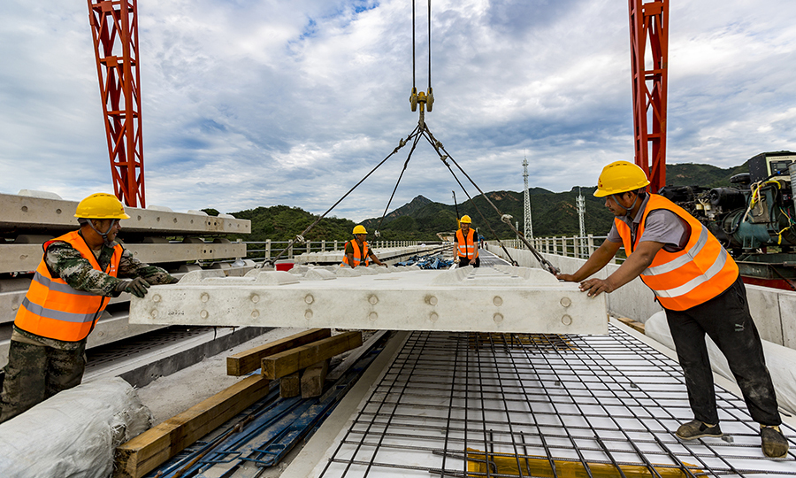 京沈客專全線設有20座車站，設計時速350公里。建成后，北京到沈陽只需2.5個小時,承德到北京1小時。圖為軌道板粗鋪。