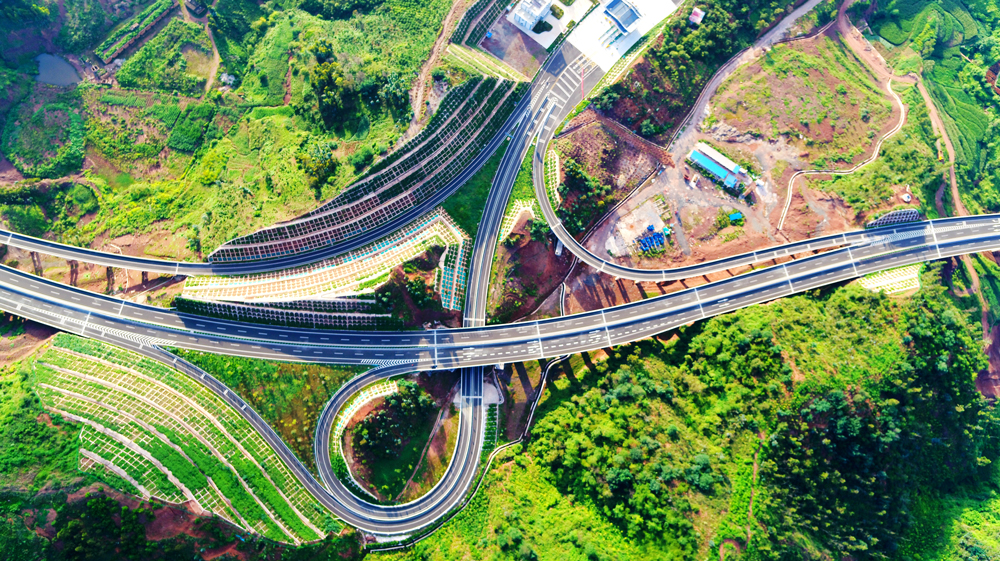 8月31日，澄江至江川高速公路(下稱澄川高速)正式通車。項目由云南交投集團與玉溪市政府按照PPP模式合作建設，于2017年9月正式開工。圖為祿充立交橋。