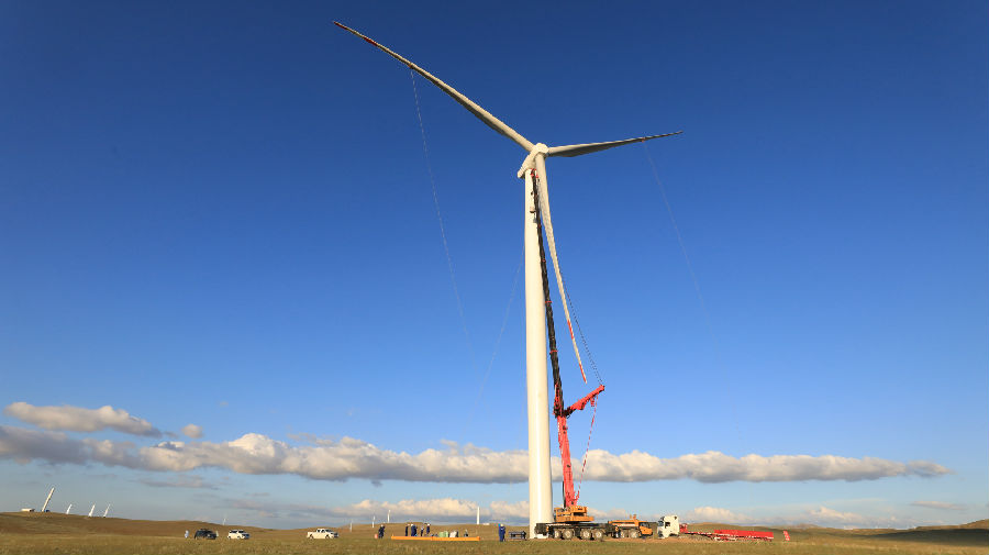 9月初，在風盛正鑲白旗200兆瓦風電EPC項目現場，中國能建山西電建的建設者正在通過攬風繩調整風機葉片就位方向，千方百計推進風機吊裝順利進行，確保項目如期投產。圖為項目現場。