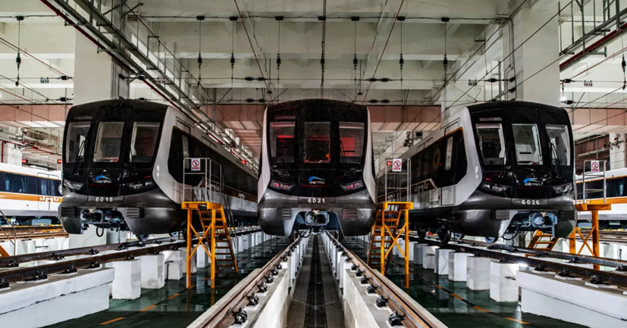 9月1日,一輛嶄新的地鐵列車緩緩從成都地鐵6號線郫筒車輛段空載駛出，標志著由中國鐵建昆侖投資集團參建的中國西部最長全地下軌道交通線路啟動空載試運行。圖為車輛空載待發。