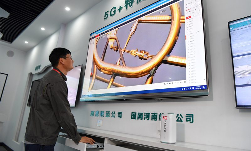 圖為8月26日，工作人員利用高清視頻監控設備觀察檢查線路連接件。（新華社記者 李嘉南 攝）