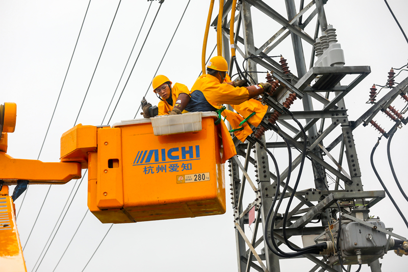 圖為8月19日，南方電網廣東中山供電局抗擊臺風帶電作業搶修受損供電線路。（孫嘉彪 攝）