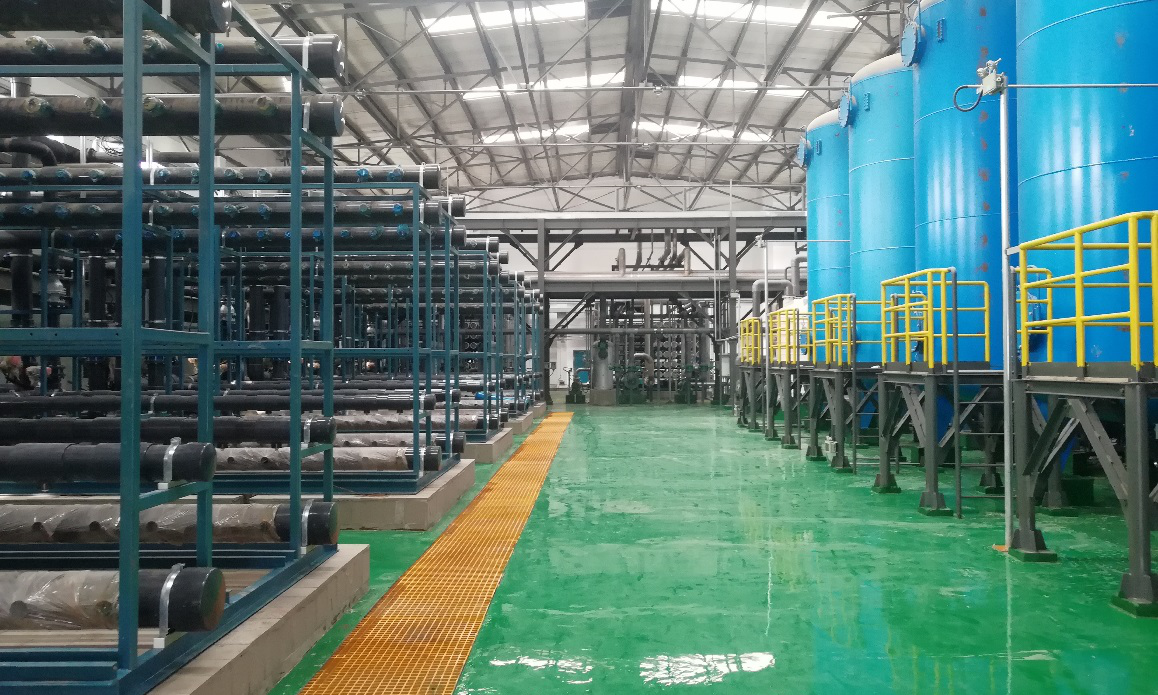 8月6日，中國化學工程孝義污水處理廠項目濃鹽水處理及高濃鹽水處理系統10/0.4kV變配電室一次受電成功。截至目前，全廠10kV配電室及8個分變配電室已全部完成受送電工作，176臺高、低壓配電柜全部調試完成，為下一步空壓站及濃鹽水處理系統試車奠定了良好基礎。圖為中水設備管道安裝完成。