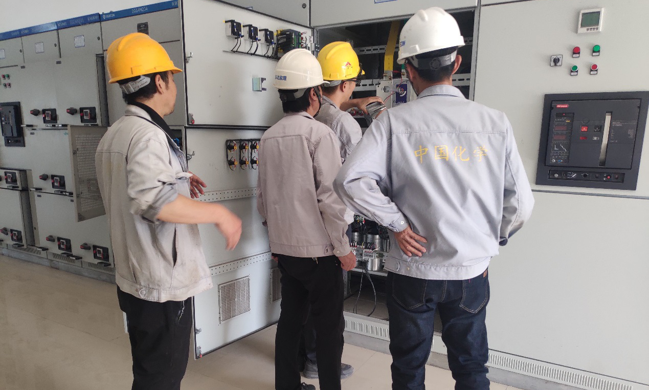 該項目工業污水處理難度大，處理技術選擇尤為重要。項目主工藝采用賽鼎公司專利技術——DJM樹脂吸附為主線的流程，相比目前焦化行業廢水處理工藝，具有整體投資省、回報率高、運行成本低等優勢。圖為配電室送電檢查。