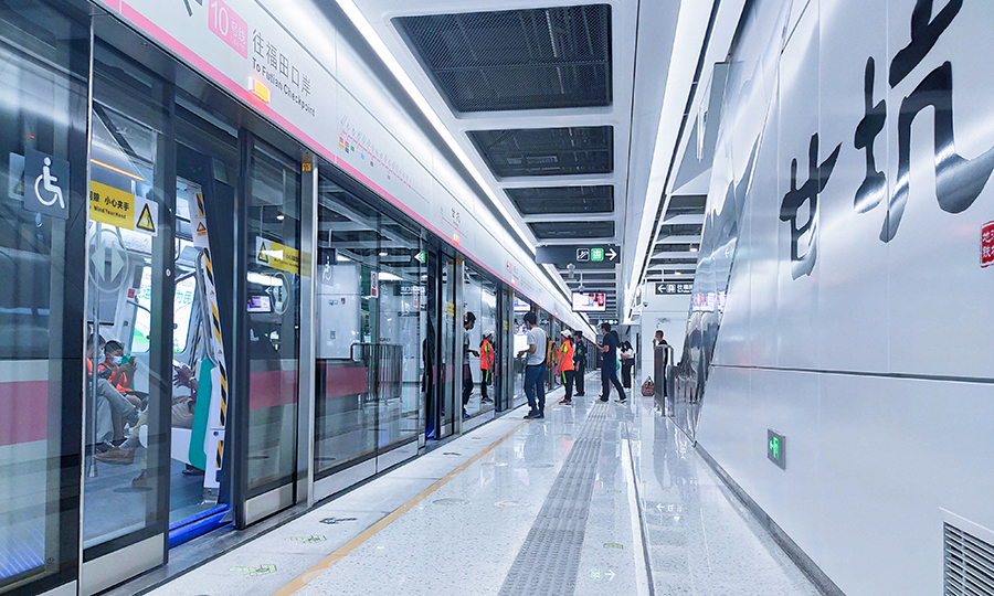 地鐵10號線開通是深圳市“東進戰略”的重要交通支撐，兼具干線和局域線功能，開通后大力促進了深莞一體化，助力粵港澳大灣區城市互聯互通建設，為深圳經濟特區建立40周年獻禮。圖為乘客在甘坑站乘坐列車。（曹志敏 攝）
