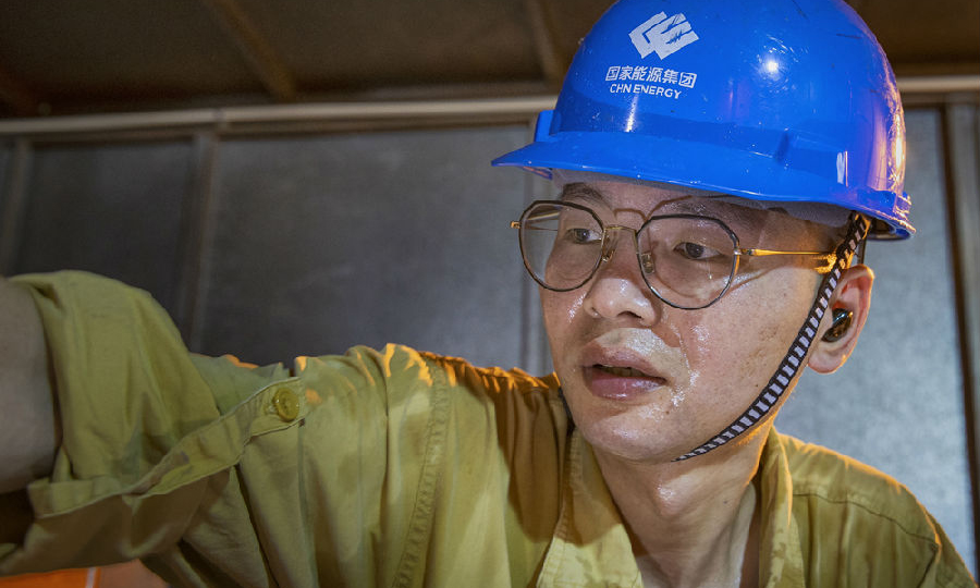 截至7月31日，國華電力舟山電廠年累計發電量21.33億千瓦時，折合2717發電利用小時，超省內煤機平均利用小時299小時，火電市場占有率137.01％。至此，該廠已連續7個月在浙江省同類型機組“三同”對標中排名第一。圖為國華舟山電廠維護人員在高溫環境下設備消缺。