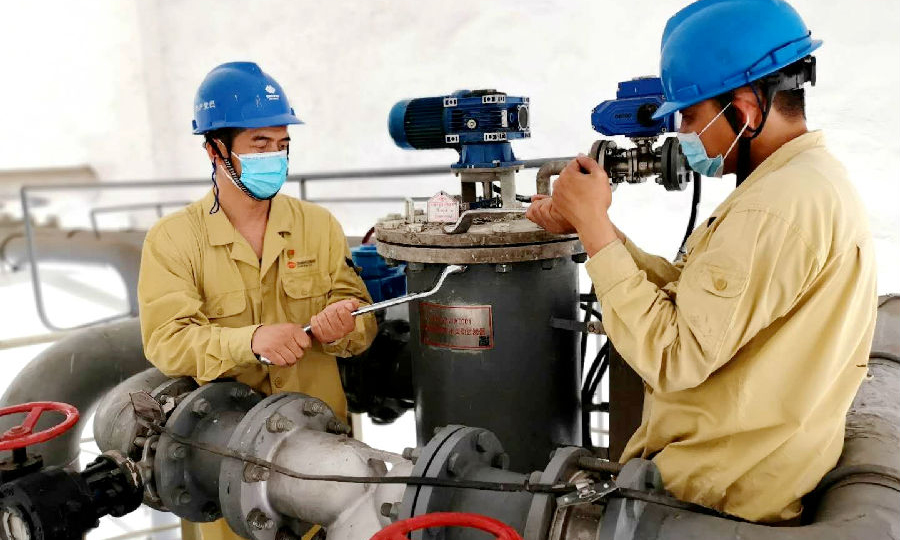 8月3日，國華電力滄東電廠積極爭取機會電量，實現四臺機組滿負荷運行，將“迎峰度夏”工作落到實處。圖為該廠職工正在進行環保設備修后回裝。