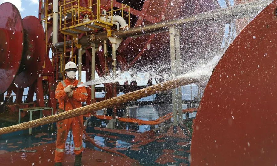7月24日，有限深圳恩平油田“海洋石油118”FPSO（浮式生產儲卸油裝置）順利完成第200船原油外輸作業。圖為為保障外輸過程的安全，工作人員對纜繩進行淡水沖洗。