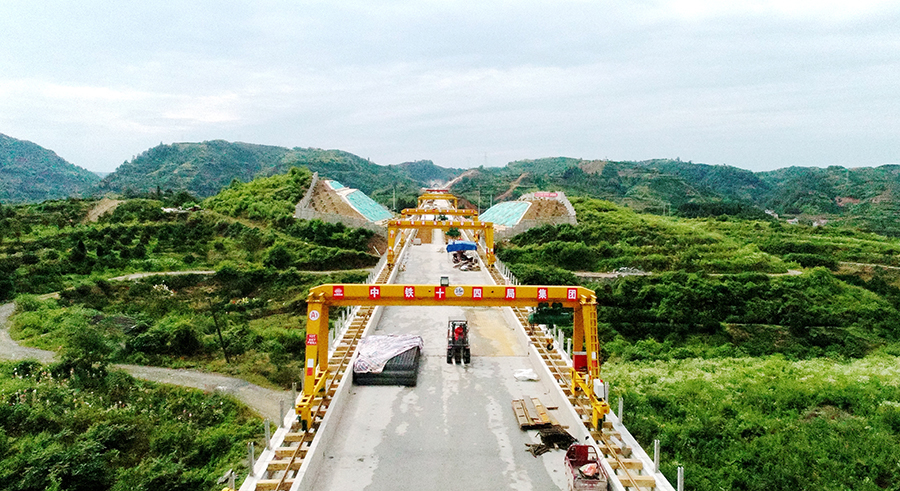 中鐵十四局施工標段地質復雜，他們進行技術攻關，在隧道施工、混凝土技術方面共形成十余項技術成果和兩項發明專利。年初以來，中鐵十四局一手抓疫情防控，一手抓復工復產，打破常規，克服各種不利因素的影響，在保證安全質量的前提下，加快施工進度，保證了節點目標的如期實現。圖為建設中的麻陽西高鐵站。