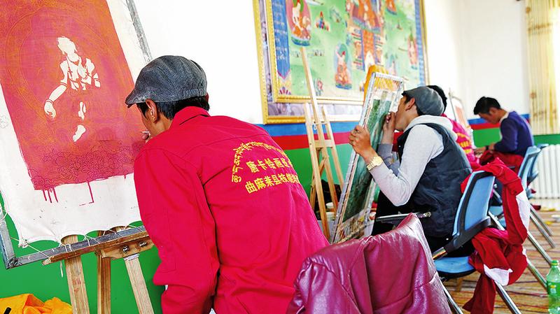 近日，在國家能源集團援建的曲麻萊縣職業技術培訓中心，當地群眾正在學習唐卡制作技能。