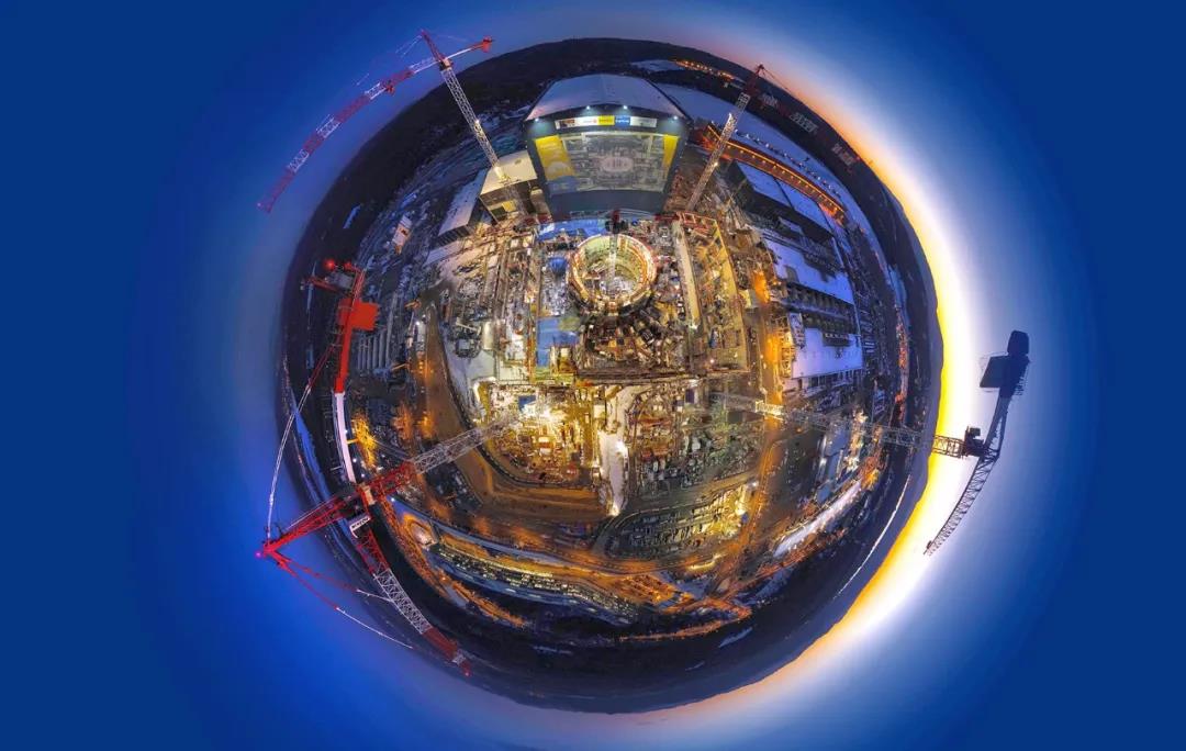 國際熱核聚變實驗堆（ITER）計劃重大工程安裝啟動儀式7月28日在法國該組織總部舉行。國家主席習近平致賀信。超廣角圖顯示了法國正在建造的核聚變反應堆。