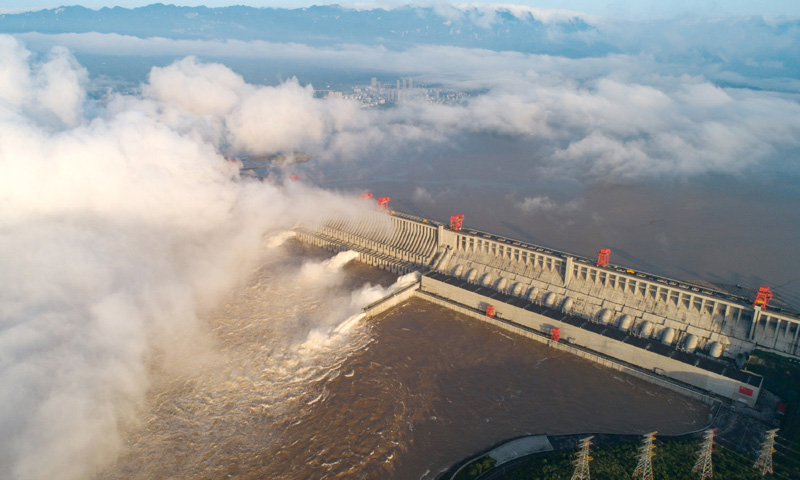 圖為7月27日，長江三峽樞紐工程開啟泄洪深孔泄洪。新華社發（鄭家裕 攝）