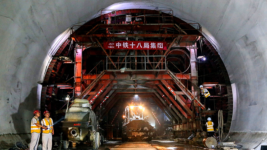 全長271公里的杭紹臺高鐵連接了杭州、紹興和臺州，設計時速350公里，是國家首批社會資本投資鐵路建設的示范項目之一，工程總投資約449億元，全線架設橋梁70座，打通隧道56座，其中，全線最長的隧道—長達18.226公里的東茗隧道是制約全線工期的咽喉，也是我國華東地區最長的高鐵隧道。圖為杭紹臺高鐵東茗隧道施工現場。（劉超 攝）