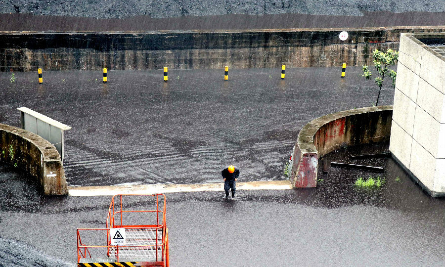 國家能源集團漢川發電公司煤場積水情況嚴峻。