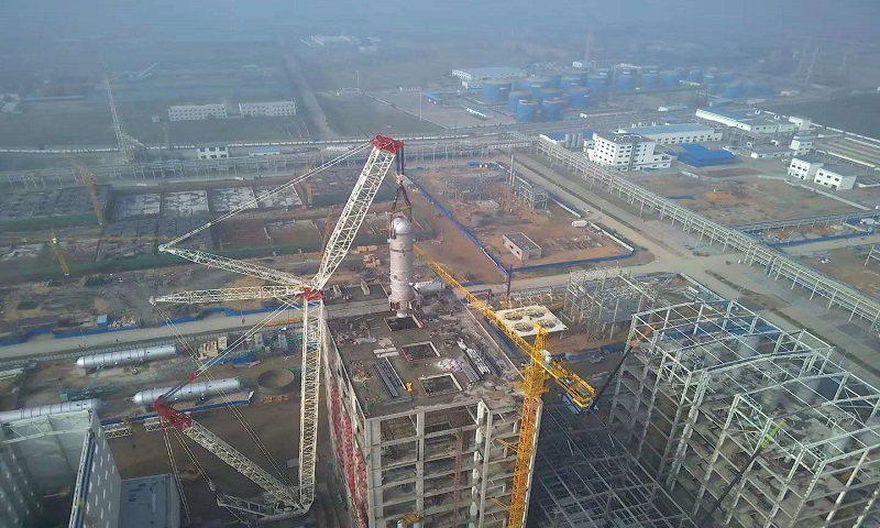 7月13日，由中國化學工程十一建公司承建的內蒙古匯能煤化工有限公司煤制天然氣項目（二期工程）多噴嘴對置式氣化爐吊裝成功。圖為設備垂直后放入氣化框架吊裝孔。