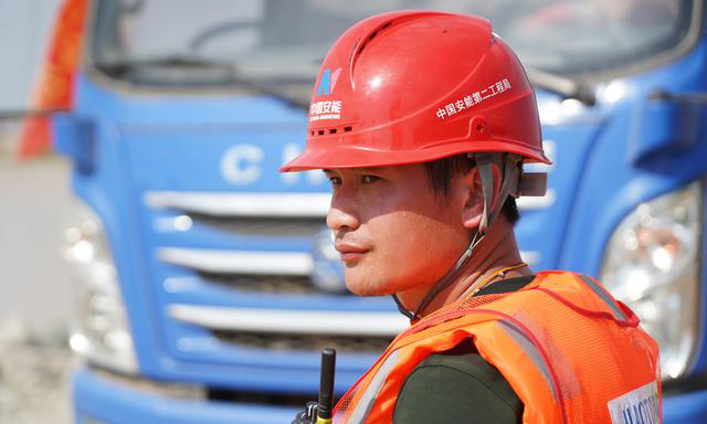 圖為7月12日，工作人員在問桂道圩堤施工現場調度車輛。