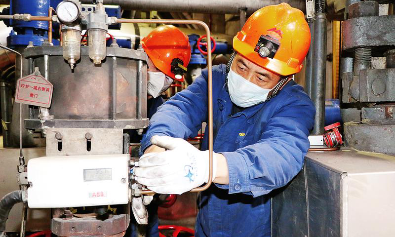 國家能源集團準能矸電強化發電機組巡視和治理維護，認真落實避雷器、事故按鈕、電氣熱工測點等戶外設備防雨、防潮、防雷擊措施，為安全迎峰度夏做足準備。圖為6月22日，國家能源集團河北衡豐公司汽機專業技術人員細心查看循環水升壓泵機械密封工作情況。