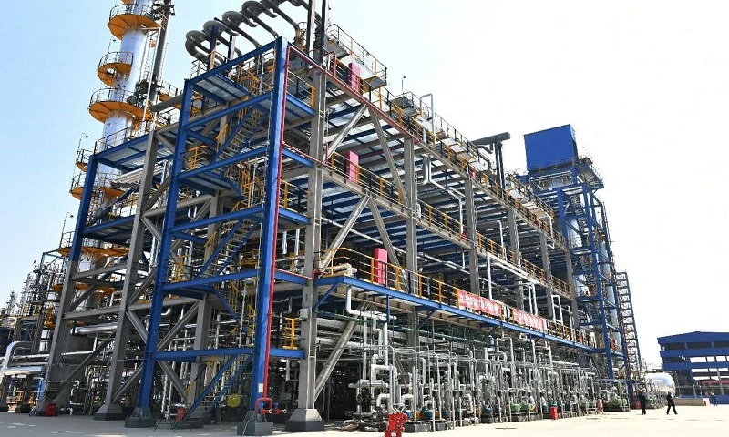 6月29日，中國化學工程六公司承建的山東濱化濱陽燃化有限公司40萬噸/年工業白油項目主裝置一次開車成功。圖為項目現場。