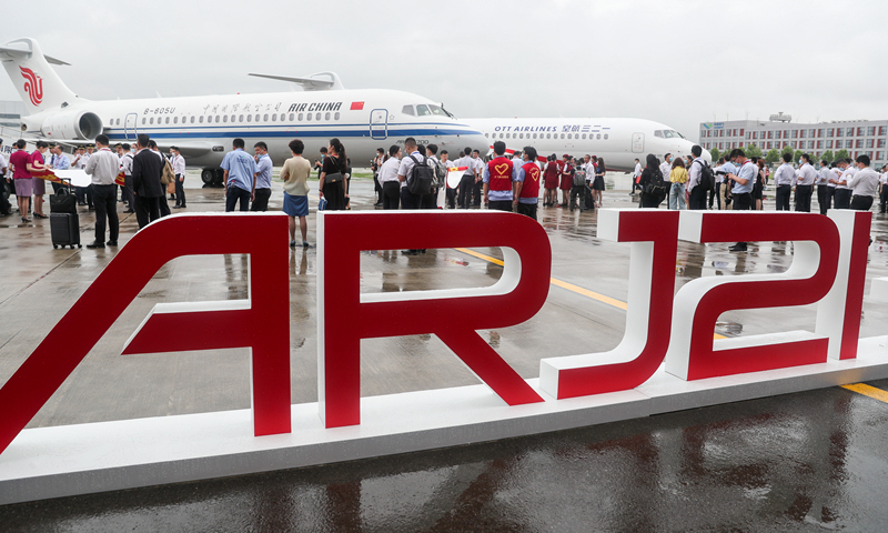 6月28日，三架嶄新涂裝的國產新支線客機ARJ21飛機在位于上海浦東的中國商用飛機有限責任公司總裝基地集結，分別交付給國航、東航、南航三大航空公司，標志著ARJ21進入我國主流民航市場。圖為嶄新涂裝的國產新支線客機ARJ21飛機停放在中國商用飛機有限責任公司總裝基地內。（新華社記者 丁汀 攝）