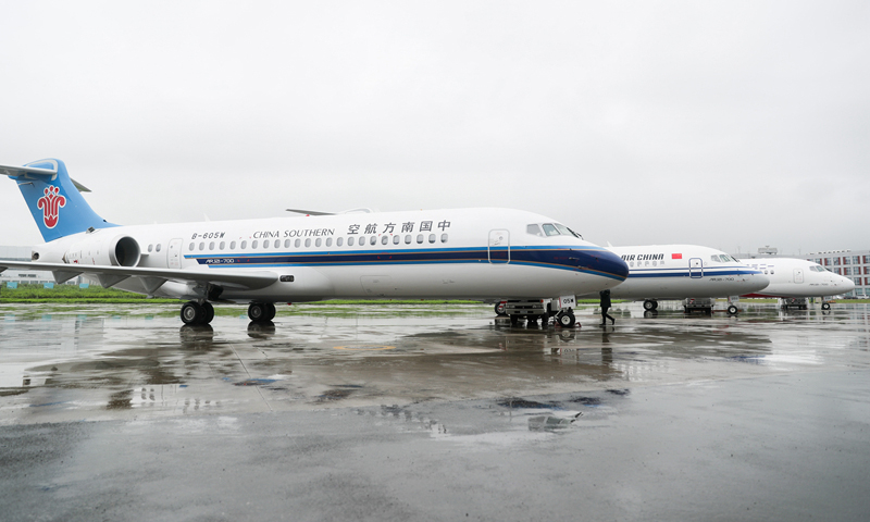 圖為6月28日，三架嶄新涂裝的國產新支線客機ARJ21飛機停放在中國商用飛機有限責任公司總裝基地內。（新華社記者 丁汀 攝）