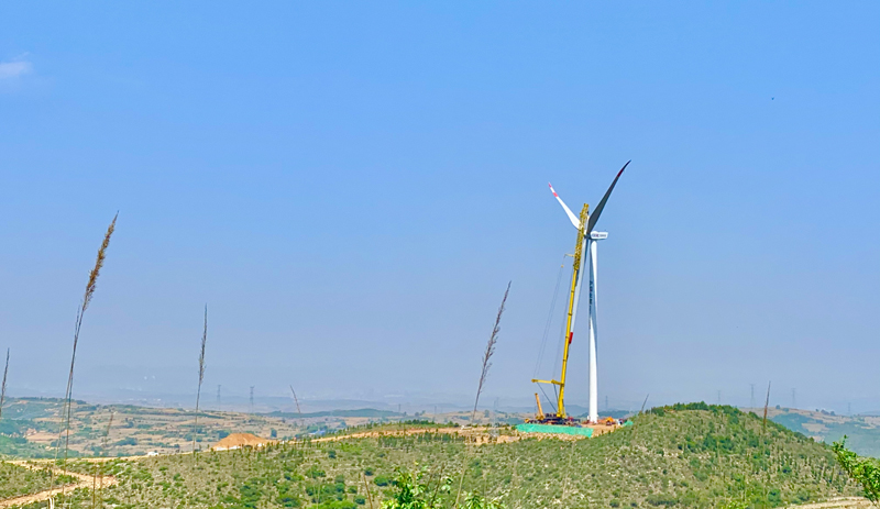 山西電建著力推動平定風電項目建設工作，將此次首臺風機吊裝任務作為疫情發生以來復工達產的一個“小目標”。