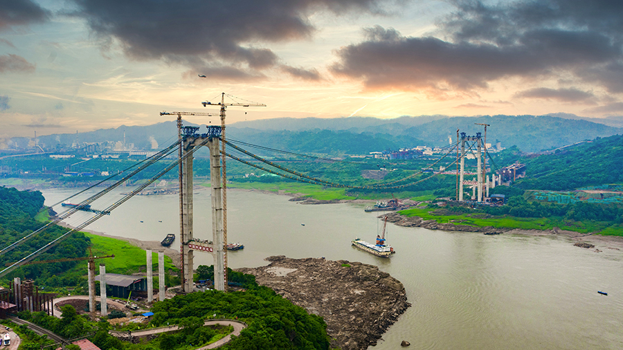 5月25日下午，由中國鐵建承建的大跨度跨長江懸索橋——重慶長壽長江二橋首段鋼箱梁吊裝成功。圖為航拍下的重慶長壽長江二橋施工現場。
