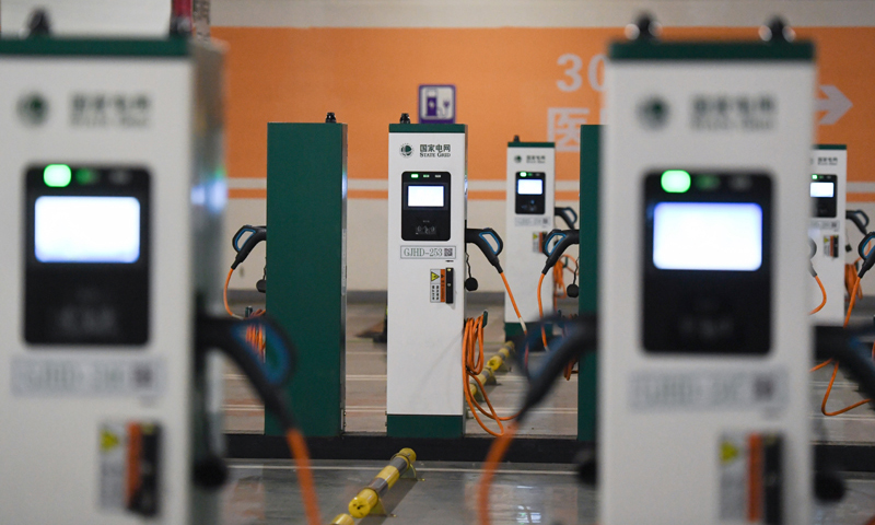 北京規模最大的集中式電動汽車充電站已于5月15日在五棵松體育中心地下停車場投入使用。該充電站共有200個充電樁，包括80個60千瓦直流充電樁和120個7千瓦交流充電樁，單日可最大提供約1300車次充電服務能力。圖為5月16日，在位于五棵松體育中心地下停車場的電動汽車充電站，一輛電動汽車在充電。（新華社記者 鞠煥宗 攝）