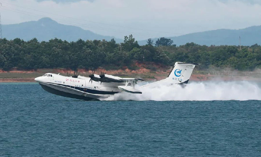 圖為5月8日，AG600飛機今年首次水上滑行。
