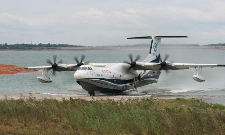圖為5月8日，AG600飛機完成今年首次水上滑行。